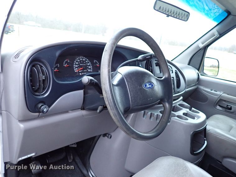 image for item IS9310 2002 Ford E150  van