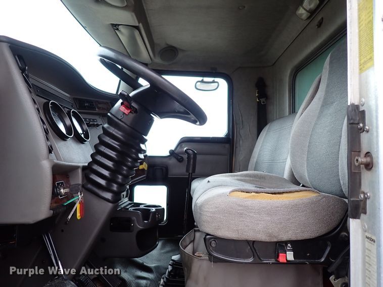 image for item IS9316 2005 Kenworth T300  box truck