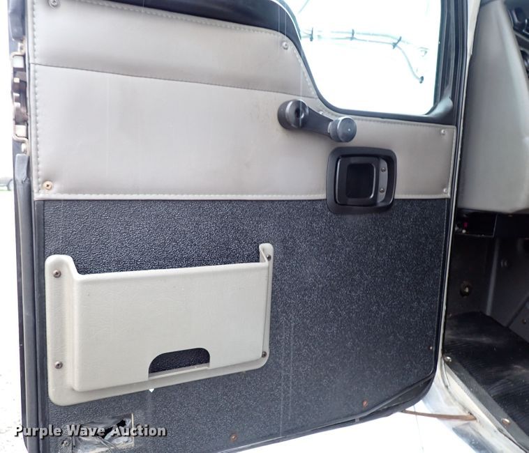 image for item IS9316 2005 Kenworth T300  box truck