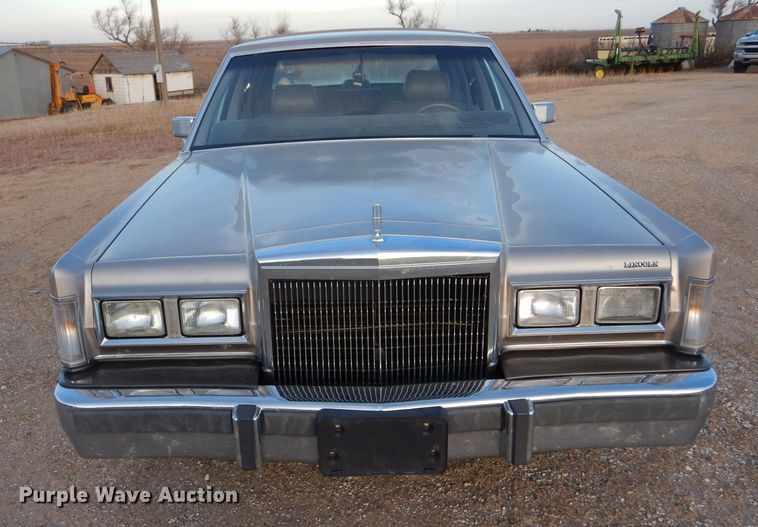 image for item IV9872 1988 Lincoln Town Car Cartier