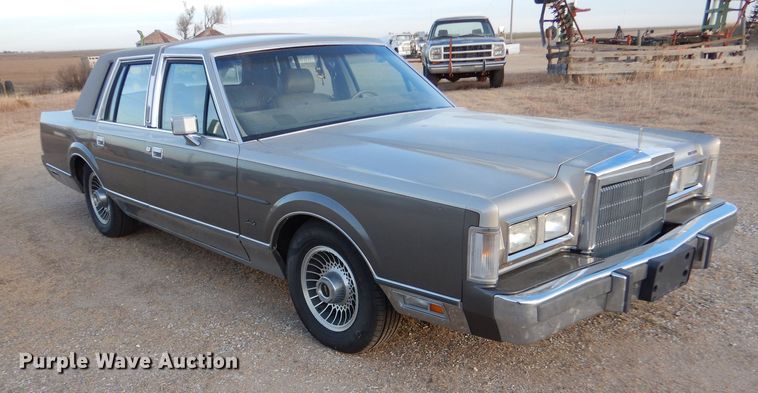 image for item IV9872 1988 Lincoln Town Car Cartier