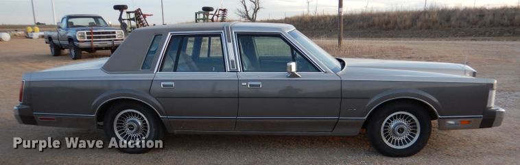 image for item IV9872 1988 Lincoln Town Car Cartier