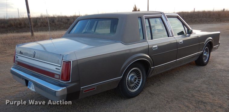 image for item IV9872 1988 Lincoln Town Car Cartier