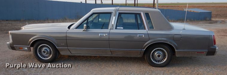 image for item IV9872 1988 Lincoln Town Car Cartier
