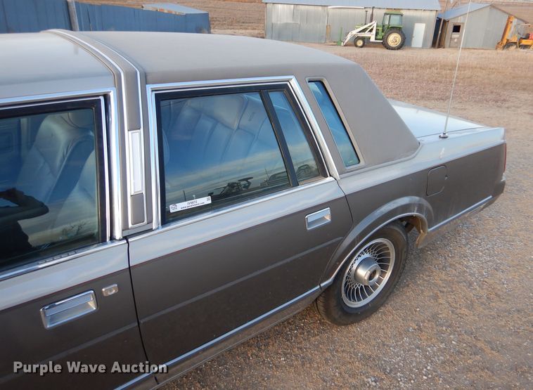 image for item IV9872 1988 Lincoln Town Car Cartier