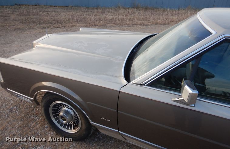 image for item IV9872 1988 Lincoln Town Car Cartier