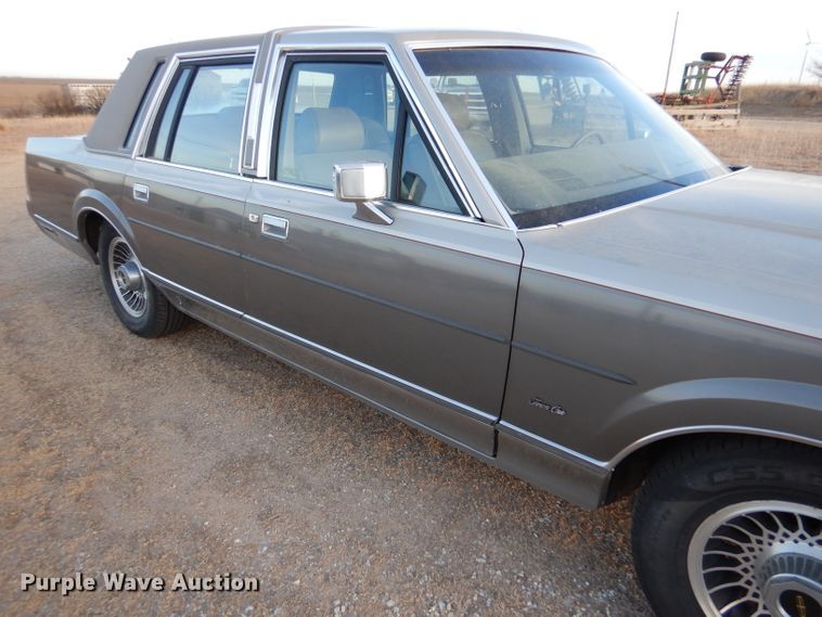 image for item IV9872 1988 Lincoln Town Car Cartier