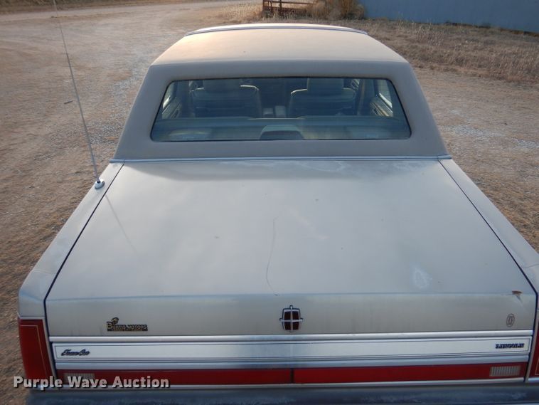 image for item IV9872 1988 Lincoln Town Car Cartier