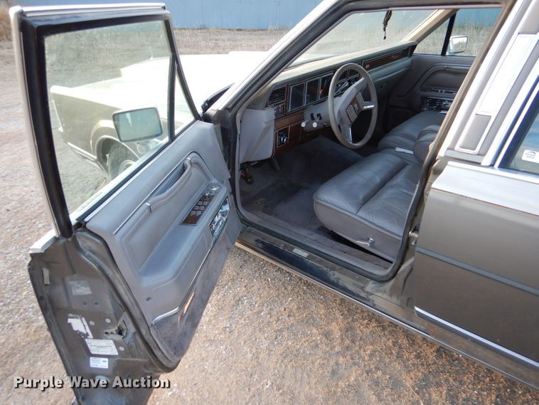 image for item IV9872 1988 Lincoln Town Car Cartier