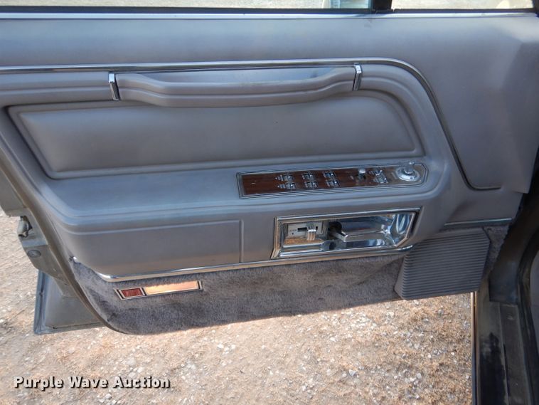 image for item IV9872 1988 Lincoln Town Car Cartier