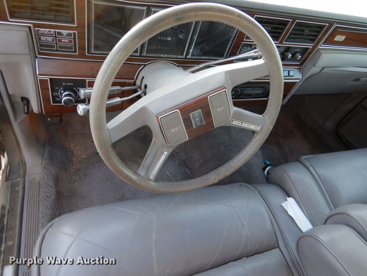 image for item IV9872 1988 Lincoln Town Car Cartier