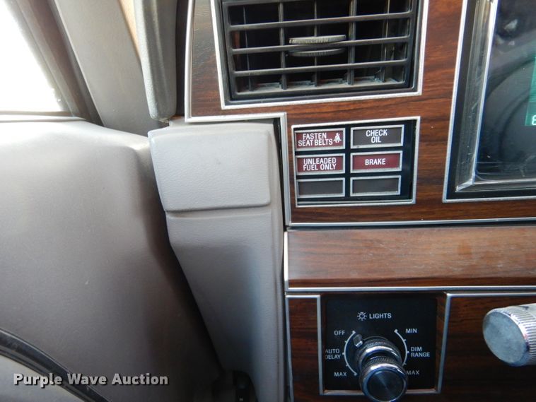 image for item IV9872 1988 Lincoln Town Car Cartier