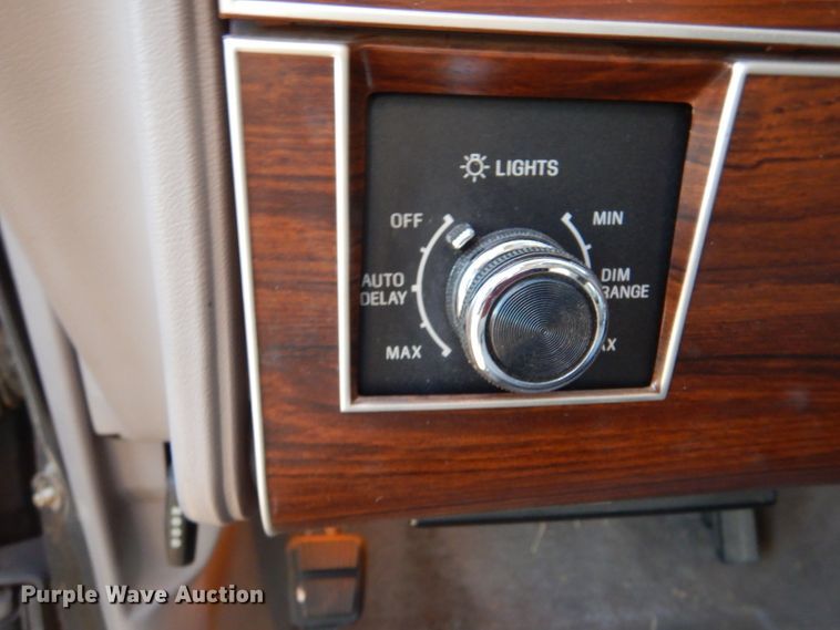 image for item IV9872 1988 Lincoln Town Car Cartier