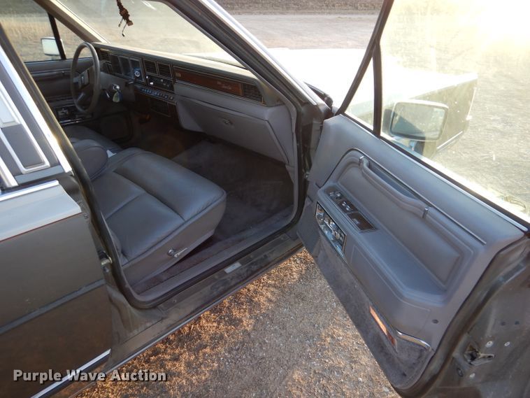image for item IV9872 1988 Lincoln Town Car Cartier