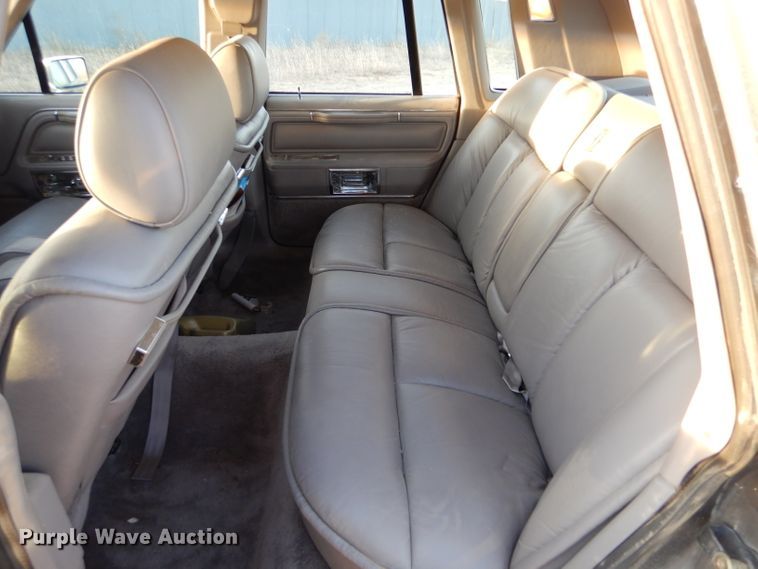 image for item IV9872 1988 Lincoln Town Car Cartier