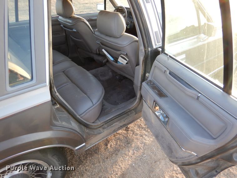 image for item IV9872 1988 Lincoln Town Car Cartier