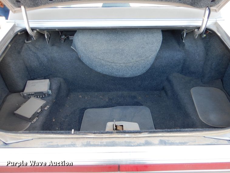 image for item IV9872 1988 Lincoln Town Car Cartier