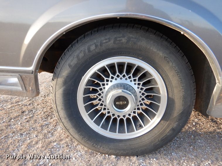 image for item IV9872 1988 Lincoln Town Car Cartier