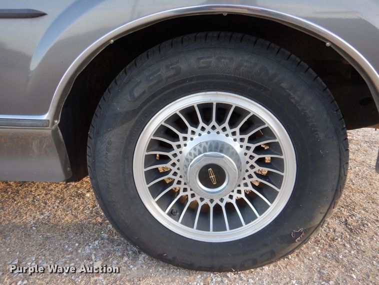 image for item IV9872 1988 Lincoln Town Car Cartier