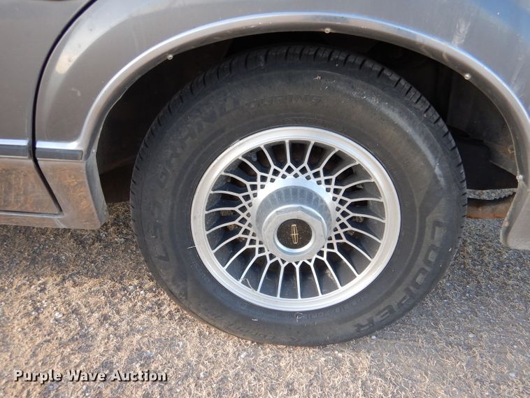 image for item IV9872 1988 Lincoln Town Car Cartier