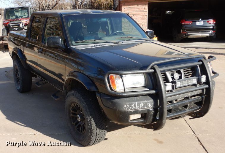 image for item IV9901 2000 Nissan Frontier  Crew Cab pickup truck