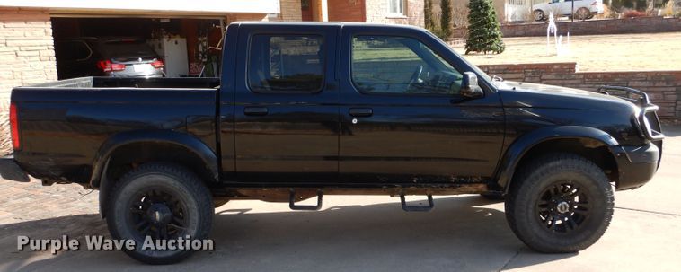 image for item IV9901 2000 Nissan Frontier  Crew Cab pickup truck