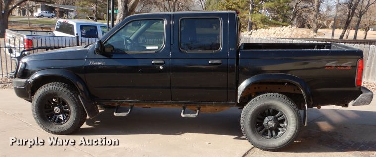 image for item IV9901 2000 Nissan Frontier  Crew Cab pickup truck