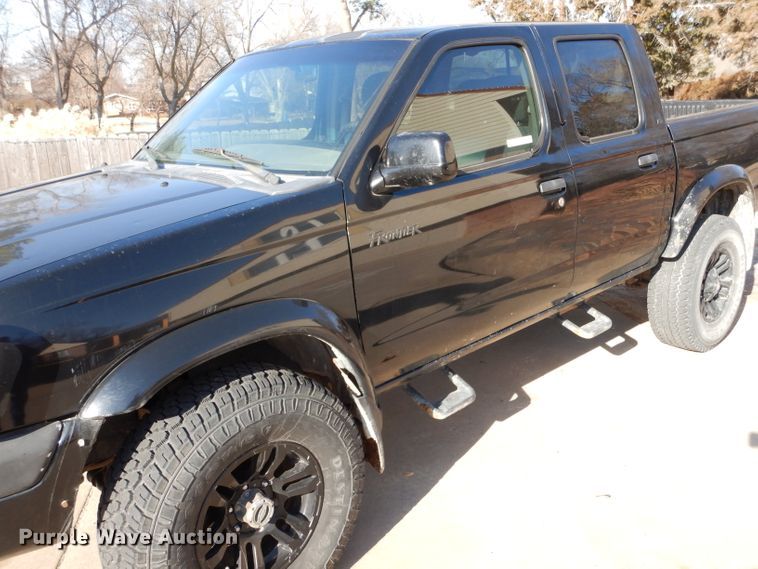 image for item IV9901 2000 Nissan Frontier  Crew Cab pickup truck