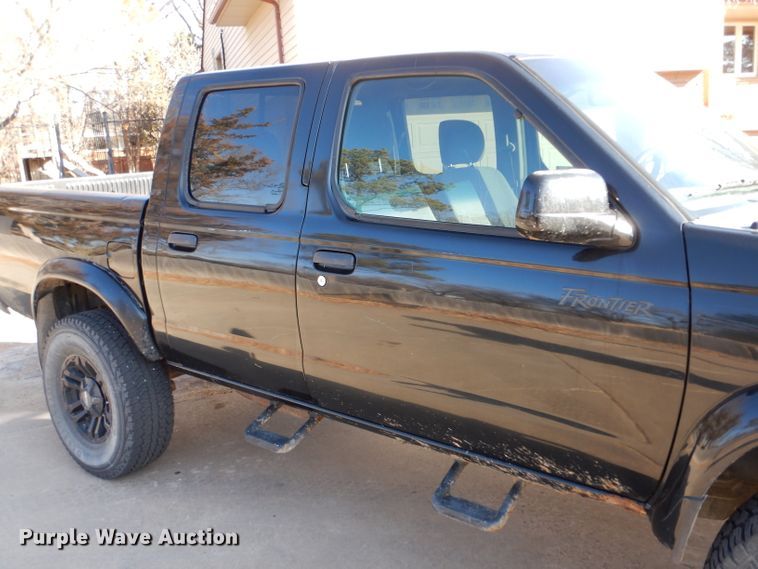image for item IV9901 2000 Nissan Frontier  Crew Cab pickup truck
