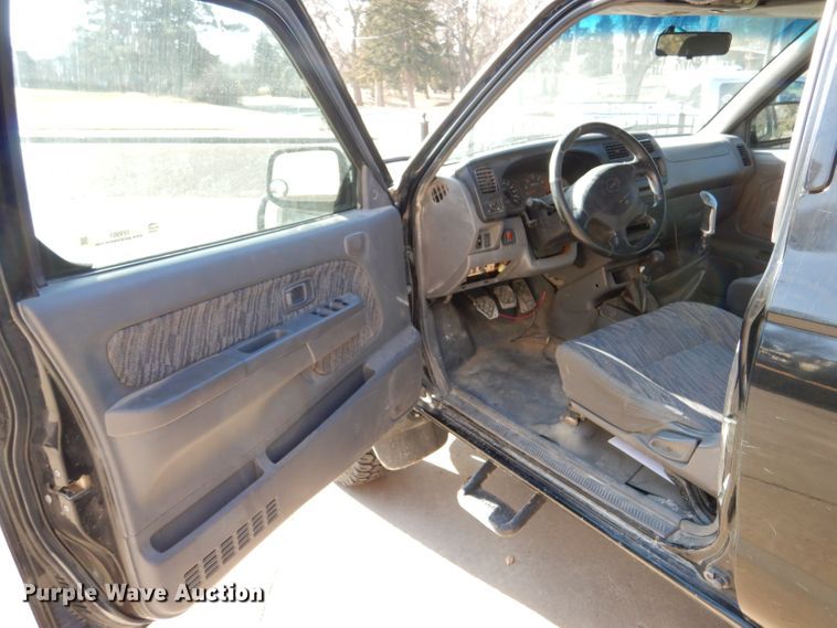 image for item IV9901 2000 Nissan Frontier  Crew Cab pickup truck