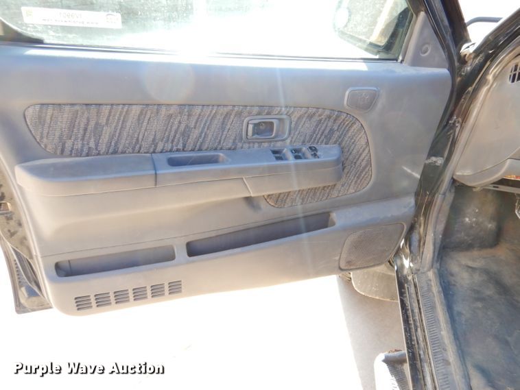 image for item IV9901 2000 Nissan Frontier  Crew Cab pickup truck