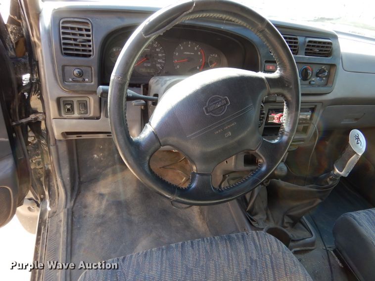 image for item IV9901 2000 Nissan Frontier  Crew Cab pickup truck