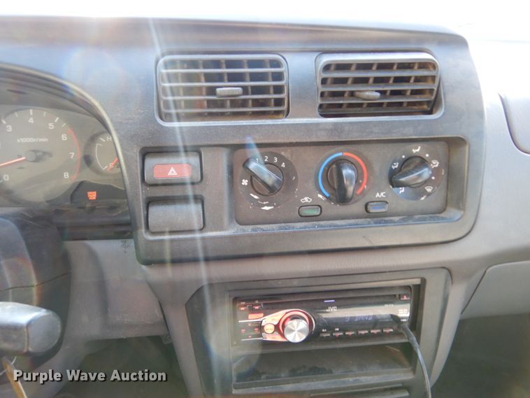 image for item IV9901 2000 Nissan Frontier  Crew Cab pickup truck