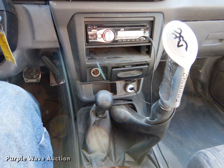 image for item IV9901 2000 Nissan Frontier  Crew Cab pickup truck