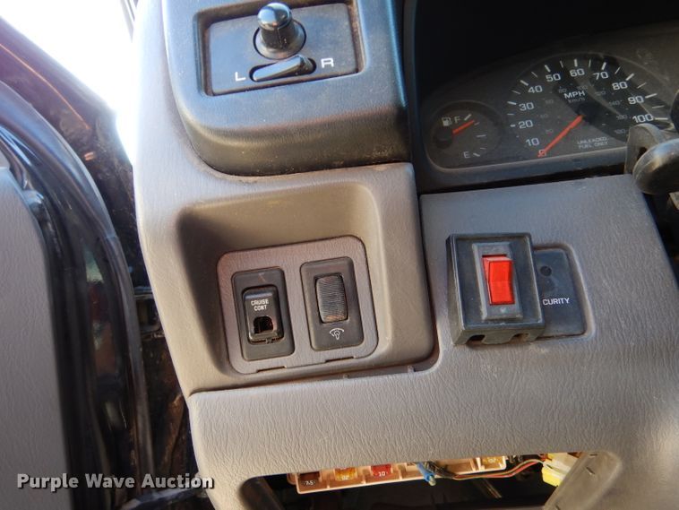 image for item IV9901 2000 Nissan Frontier  Crew Cab pickup truck