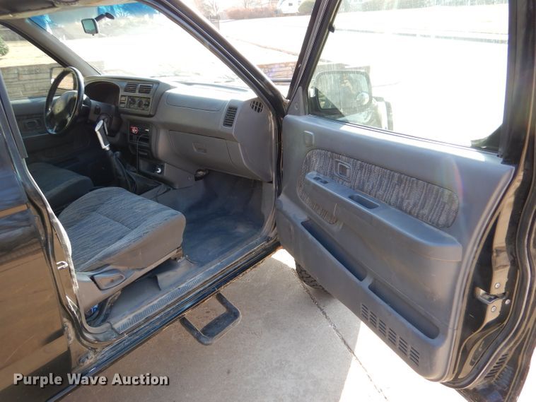 image for item IV9901 2000 Nissan Frontier  Crew Cab pickup truck