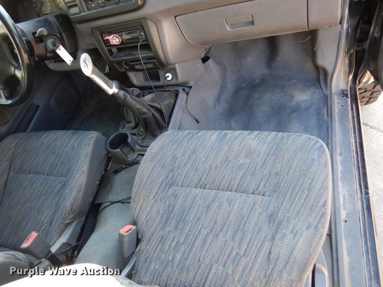 image for item IV9901 2000 Nissan Frontier  Crew Cab pickup truck