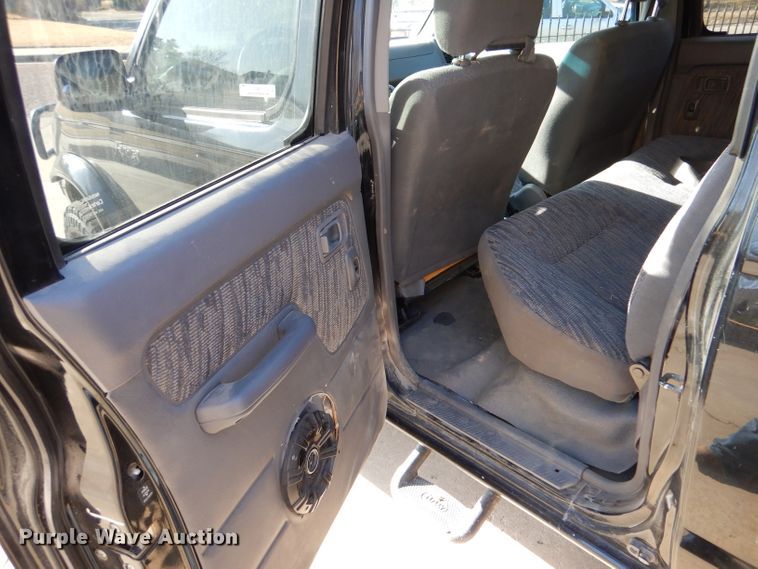 image for item IV9901 2000 Nissan Frontier  Crew Cab pickup truck