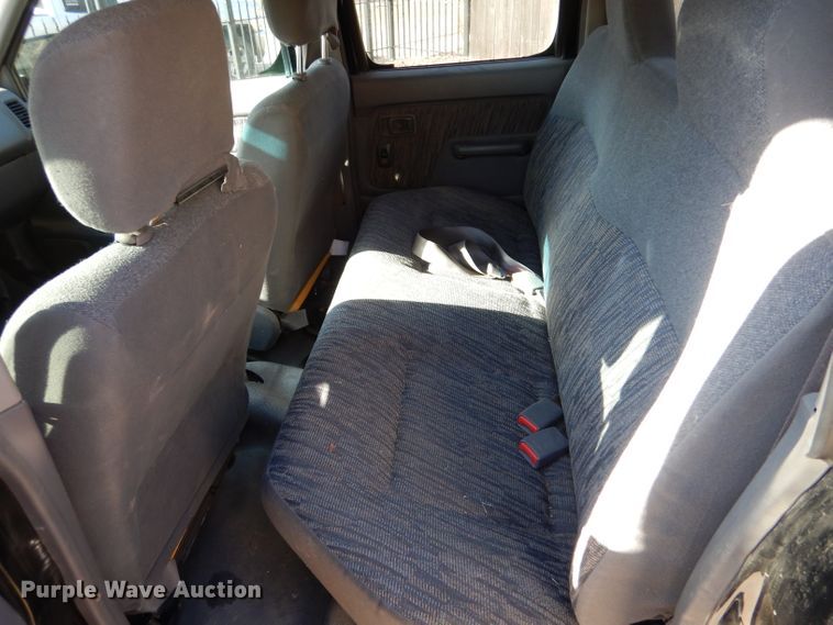 image for item IV9901 2000 Nissan Frontier  Crew Cab pickup truck