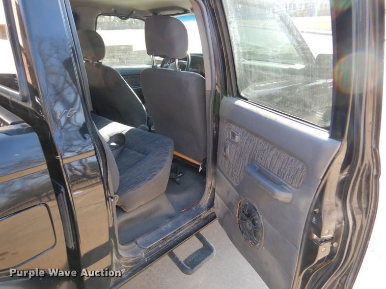 image for item IV9901 2000 Nissan Frontier  Crew Cab pickup truck