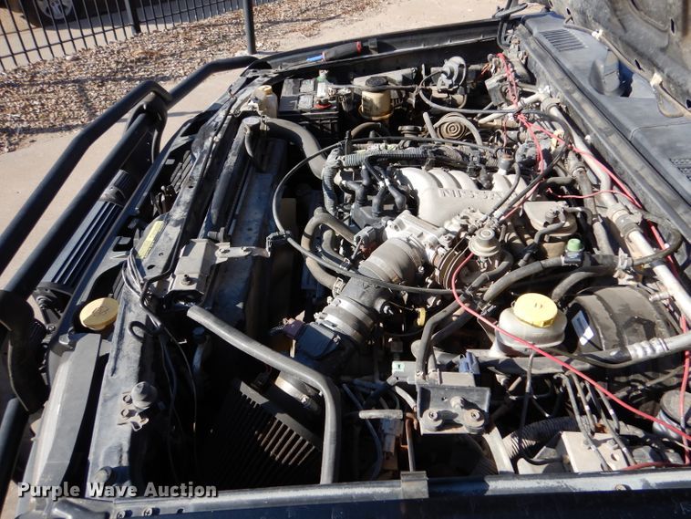 image for item IV9901 2000 Nissan Frontier  Crew Cab pickup truck