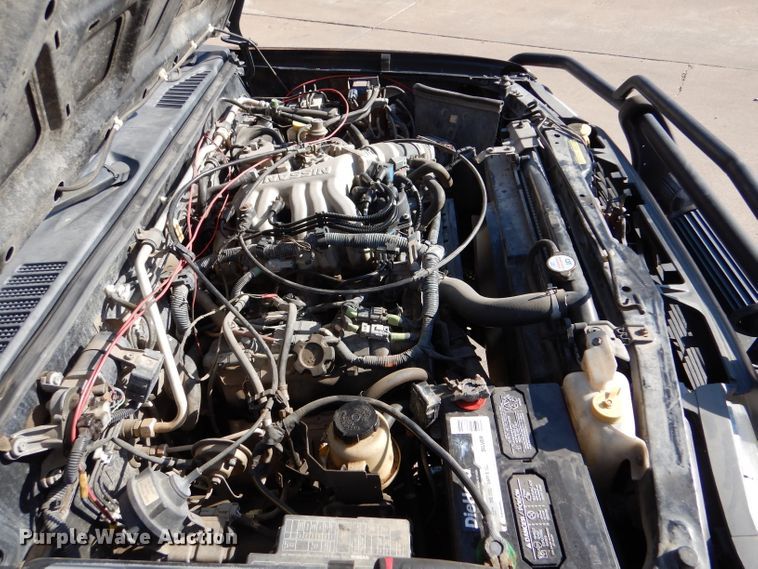 image for item IV9901 2000 Nissan Frontier  Crew Cab pickup truck