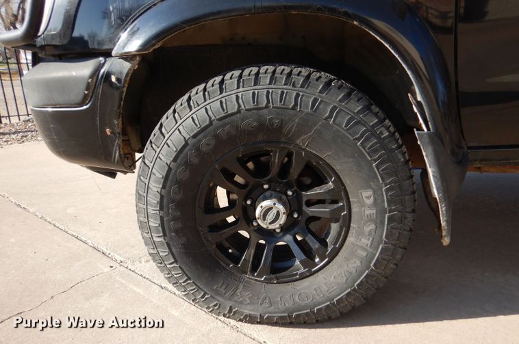 image for item IV9901 2000 Nissan Frontier  Crew Cab pickup truck