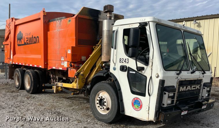 image for item IX9718 2018 Mack LR633  refuse truck