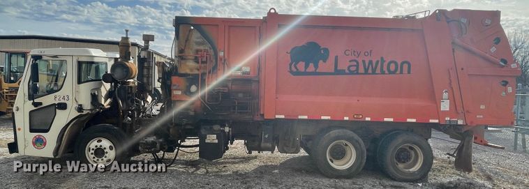 image for item IX9718 2018 Mack LR633  refuse truck