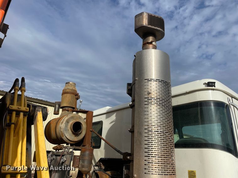 image for item IX9718 2018 Mack LR633  refuse truck