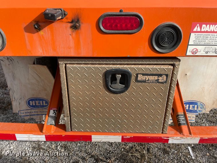 image for item IX9718 2018 Mack LR633  refuse truck