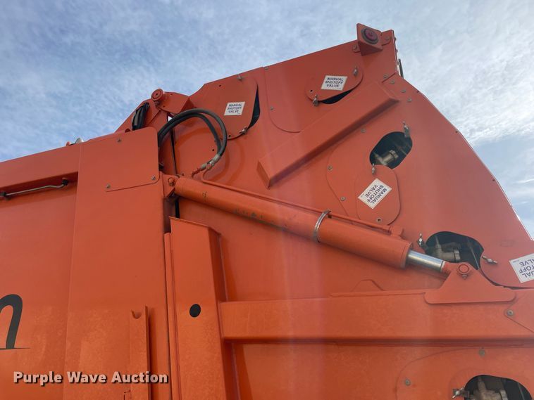 image for item IX9718 2018 Mack LR633  refuse truck