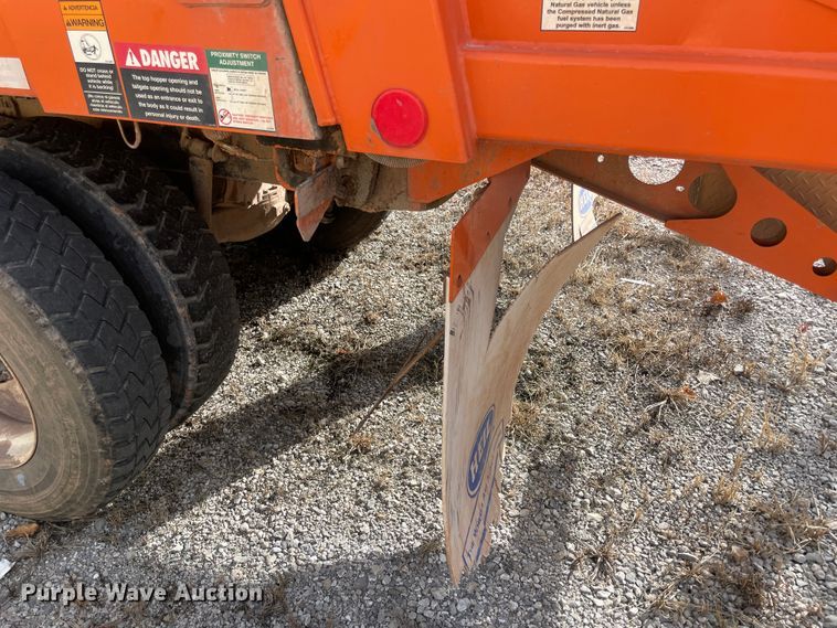 image for item IX9718 2018 Mack LR633  refuse truck