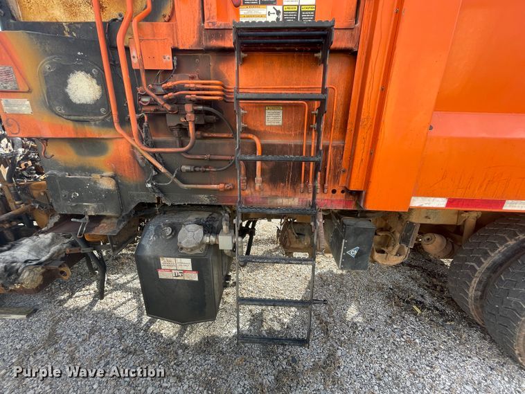 image for item IX9718 2018 Mack LR633  refuse truck